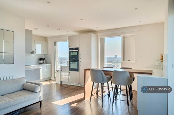 3 Bedroom Flat To Rent In Siskin Apartments, London, E10