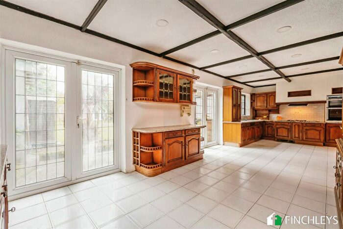 5 Bedroom Detached House For Sale In Chase Side, Southgate, N14