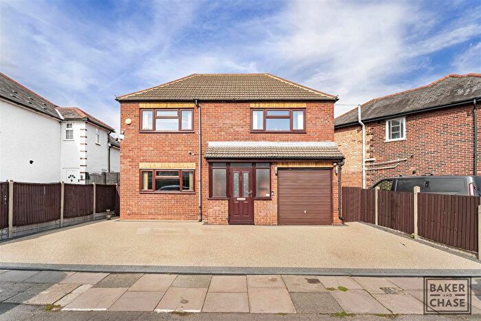3 Bedroom Detached House For Sale In Central Avenue, Enfield, EN1