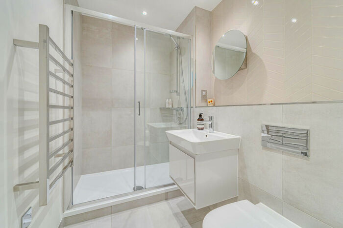 2 Bedroom Apartment For Sale In Seven Sisters Road, Finsbury Park, London, N7