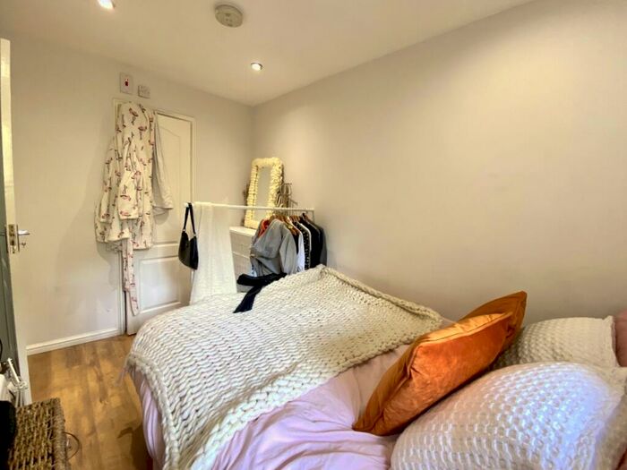 1 Bedroom Flat To Rent In Offord Road, Islington, N1