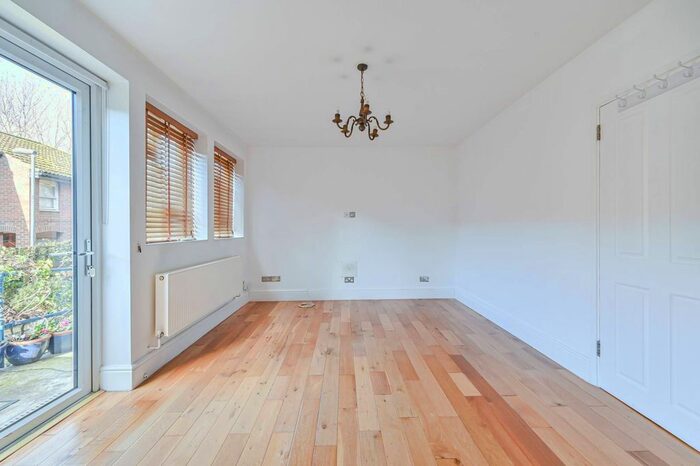 2 Bedroom Flat To Rent In Rashleigh Street, Diamond Conservation Area, London, SW8