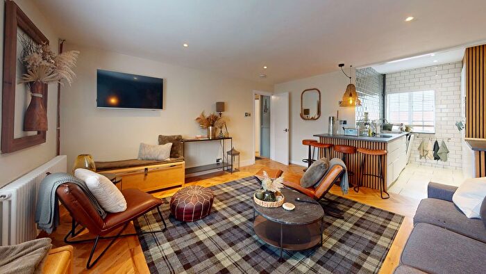 2 Bedroom Flat For Sale In Barbican Court, Plymouth, PL4