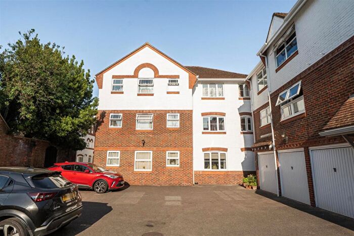 1 Bedroom Flat To Rent In Three Cuppes Lane, Salisbury, SP1