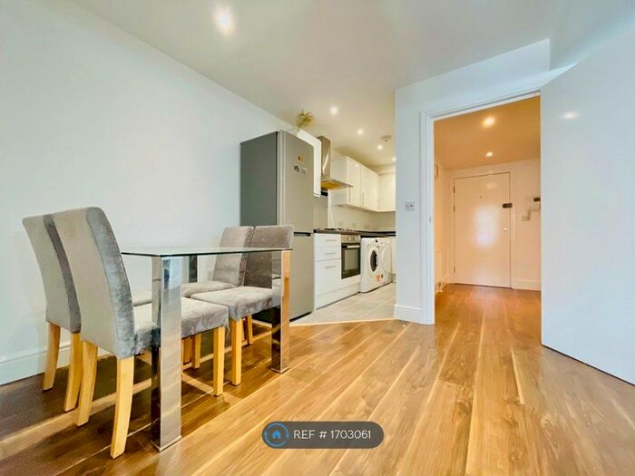 2 Bedroom Flat To Rent In Hoxton Street, London, N1