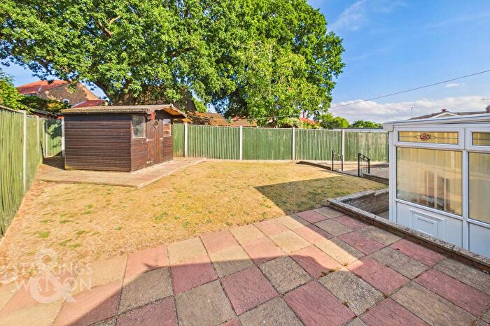 3 Bedroom Chalet For Sale In New Close, Acle, Norwich, NR13