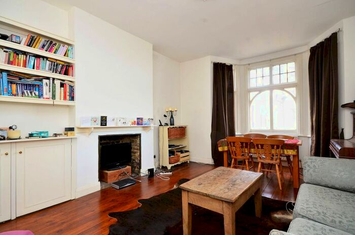 2 Bedroom Flat To Rent In Clapham Common, Clapham Common Westside, London, SW4
