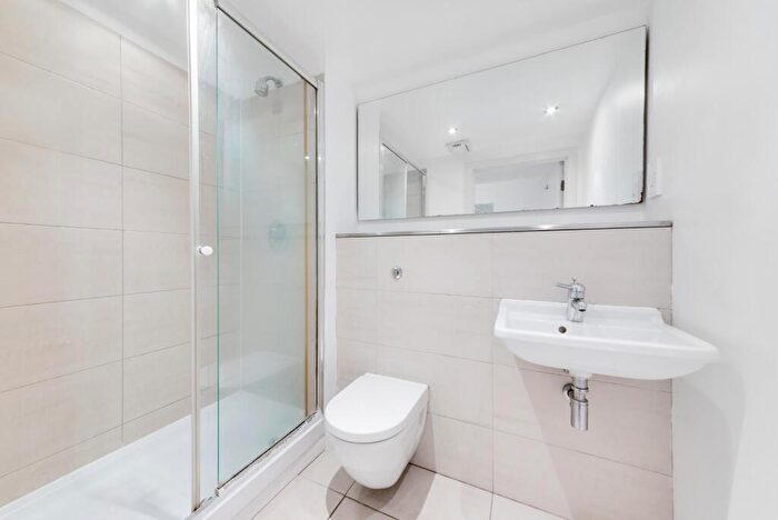 2 Bedroom Apartment To Rent In Corona Building, Blackwall Way, London, E14