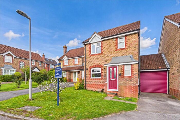 3 Bedroom Link Detached House For Sale In Pindar Place, Newbury, Berkshire, RG14