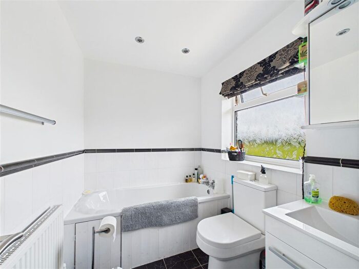 4 Bedroom End Of Terrace House For Sale In Beck Road, Everthorpe, HU15