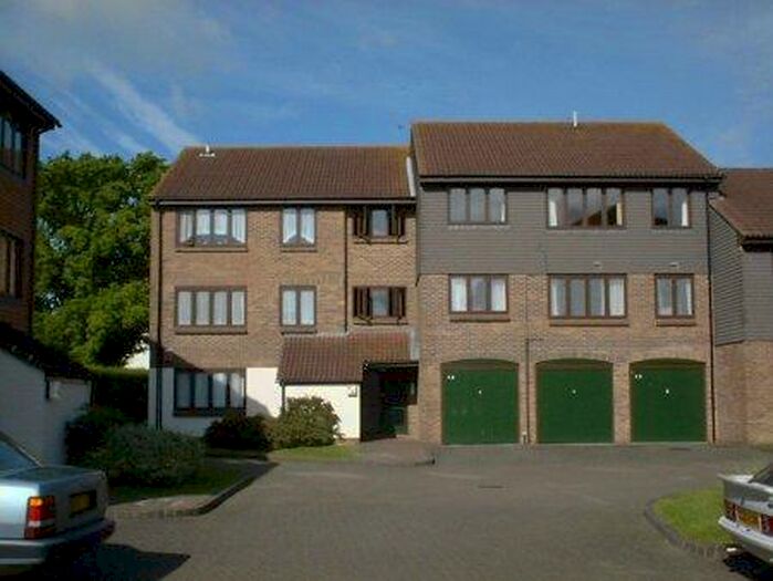 2 Bedroom Flat To Rent In Connaught Gardens, Crawley, RH10