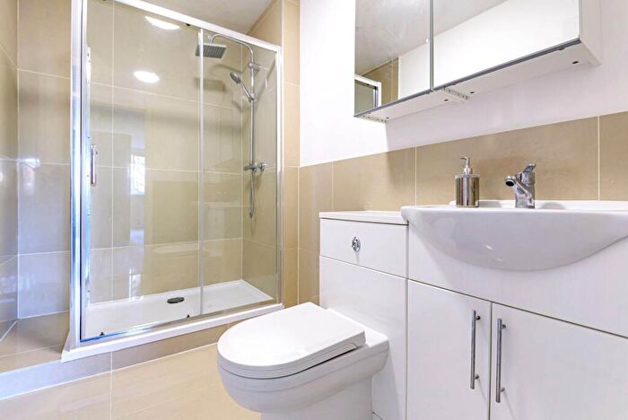 2 Bedroom Flat To Rent In Leamington House, Edgware, HA8