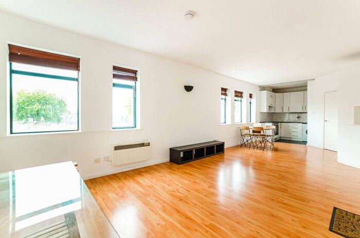1 Bedroom Flat For Sale In Jedburgh Road, Plaistow, London, E13