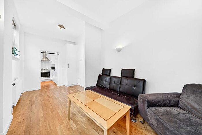 1 Bedroom Flat To Rent In Lighthouse Apartments, Commercial Road, London, E1