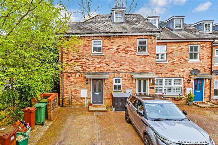 1 Bedroom Maisonette For Sale In The Grange, Langton Green, Tunbridge Wells, Kent, TN3