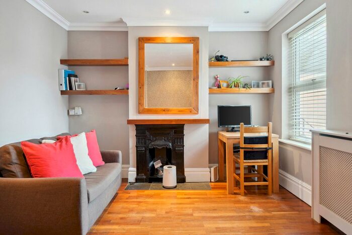 2 Bedroom Flat To Rent In Dancer Road, London, TW9