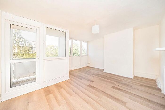 3 Bedroom Flat To Rent In Fontley Way, Roehampton, SW15