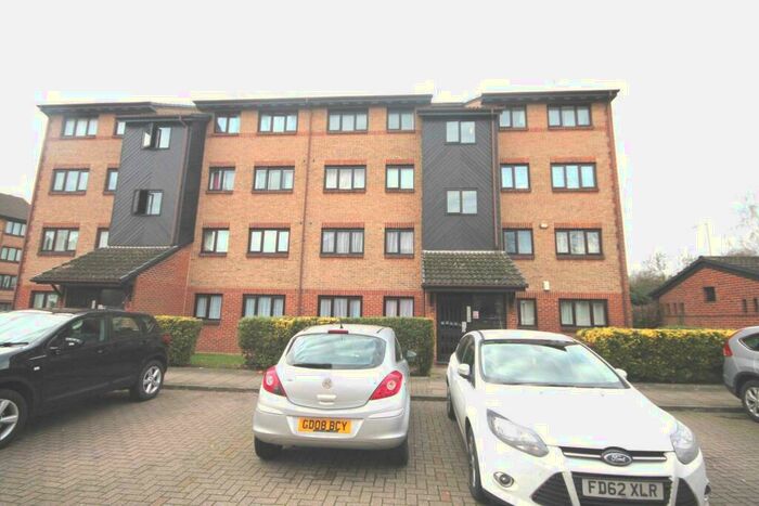 2 Bedroom Flat To Rent In Cricketers Close, Erith, DA8