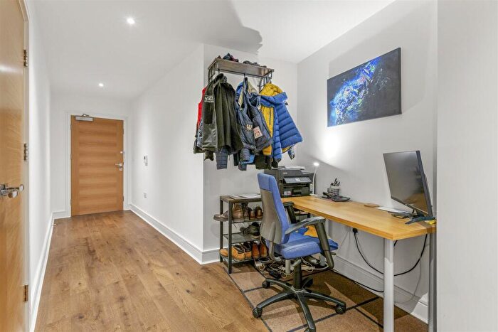 1 Bedroom Apartment For Sale In Suffield Hill, High Wycombe, HP11