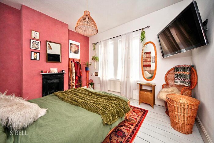 3 Bedroom Terraced House For Sale In St. Saviours Crescent, Luton, Bedfordshire, LU1