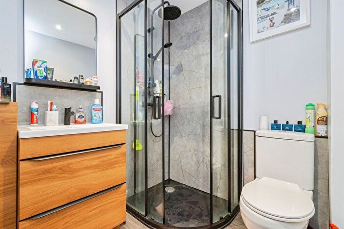 1 Bedroom Flat For Sale In Cavern Road, Torquay, TQ1