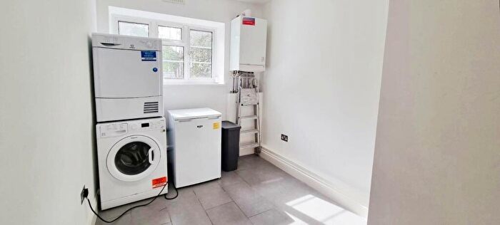 3 Bedroom Flat To Rent In Mulberry Close, Hendon, London, NW4