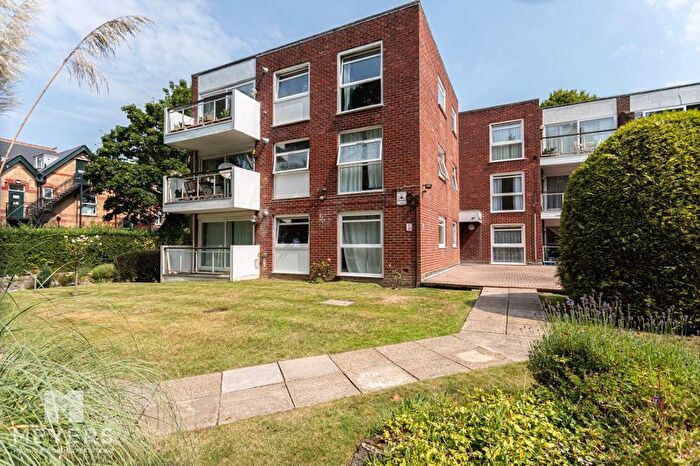 2 Bedroom Flat To Rent In Water Gardens, - Wellington Road, Bournemouth, BH8