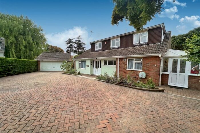 4 Bedroom Detached Bungalow To Rent In Cedar Close, Horsham, West Sussex, RH12