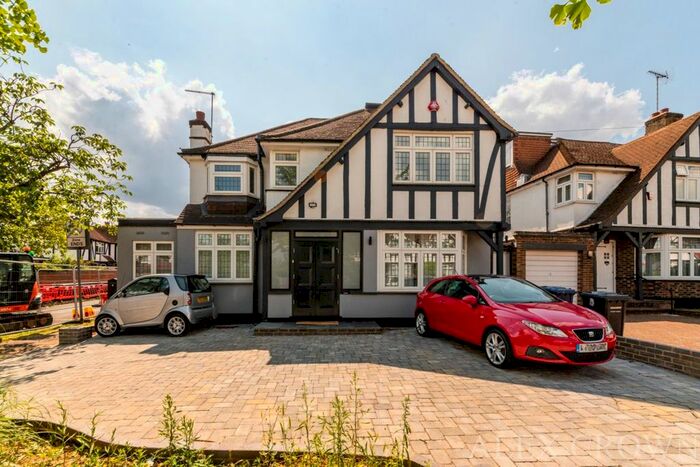6 Bedroom Detached House To Rent In Green Lane, Edgware, HA8