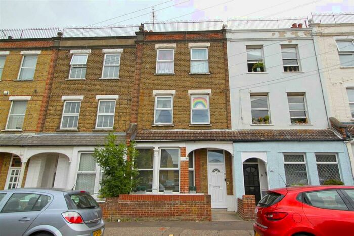 2 Bedroom Flat To Rent In Camper Road, Southend On Sea, SS1