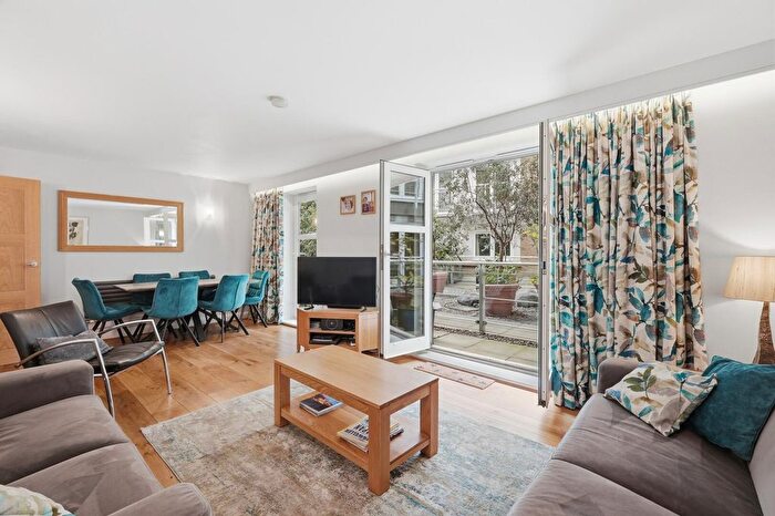 2 Bedroom Flat For Sale In New Globe Walk, London, SE1