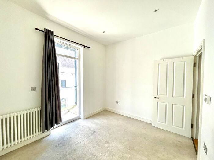 1 Bedroom Flat For Sale In East Street, Epsom, KT17