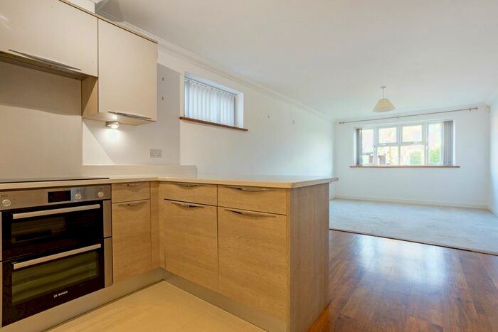 2 Bedroom Flat To Rent In Chaldon Road, Caterham, CR3