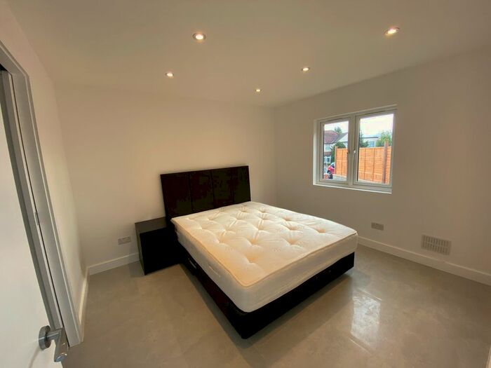 1 Bedroom Detached House To Rent In Ridge Close, Hendon NW4