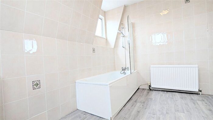 3 Bedroom Flat To Rent In Tottenham Lane, Crouch End, London, N8