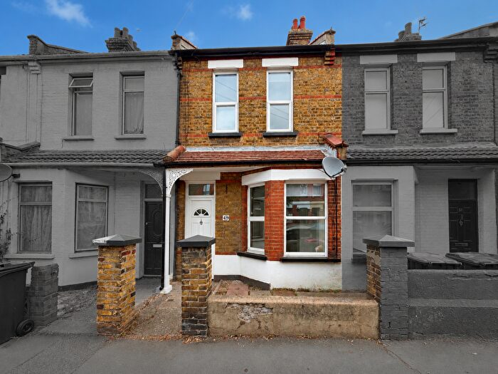 2 Bedroom Terraced House For Sale In North Avenue, Southend-on-Sea, Essex, SS2