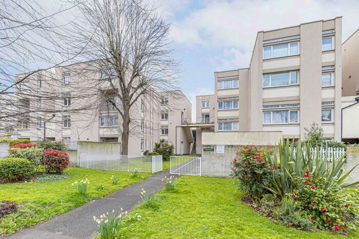 2 Bedroom Flat To Rent In Cedars Road, London, SW4
