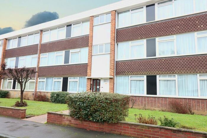 2 Bedroom Apartment To Rent In Barton Meadows, Ilford, Essex, IG6