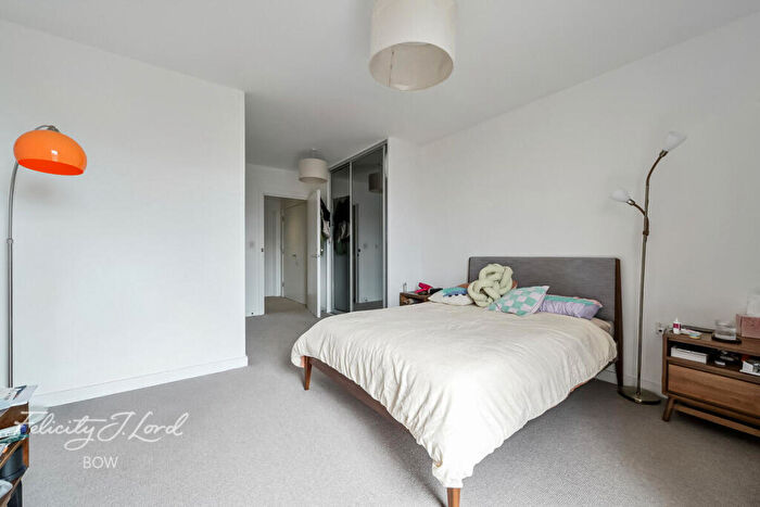 2 Bedroom Apartment For Sale In St Pauls Way, London, E3