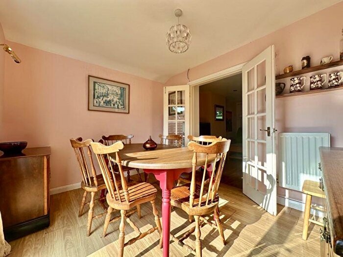 3 Bedroom Semi-Detached House For Sale In Wykham Place, Banbury - Large Extension, OX16