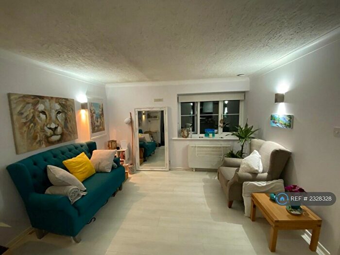 1 Bedroom Flat To Rent In Albert Road, Bagshot, GU19