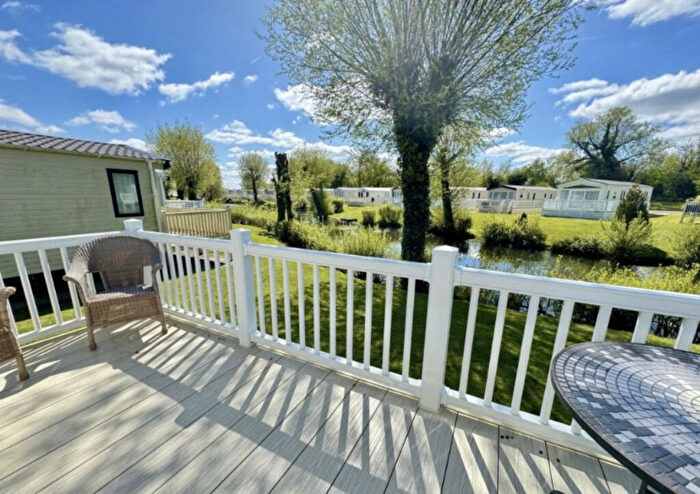2 Bedroom Park Home For Sale In Kingfisher Lake, Cotswold Hoburne, GL7