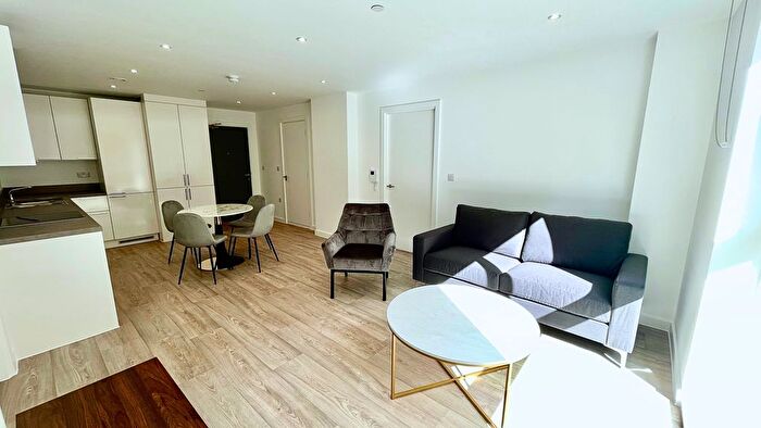 2 Bedroom Flat To Rent In Ottinger Close, Salford, M50