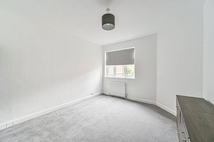 1 Bedroom Flat To Rent In Farm Avenue, Streatham, London, SW16