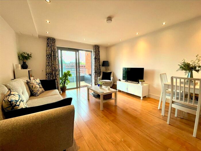 1 Bedroom Flat For Sale In Queensmead, Farnborough, Hampshire, GU14