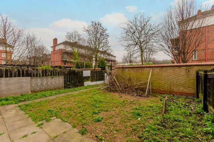 2 Bedroom Flat To Rent In Burton House, Bermondsey, London, SE16