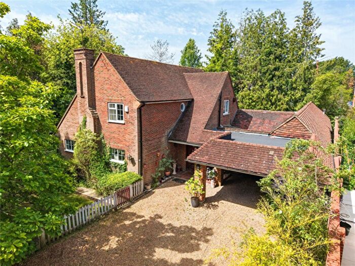 4 Bedroom Detached House For Sale In Ashley Rise, Walton-On-Thames, KT12