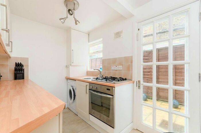 2 Bedroom Flat To Rent In Delaford Street, Fulham Broadway, London, SW6