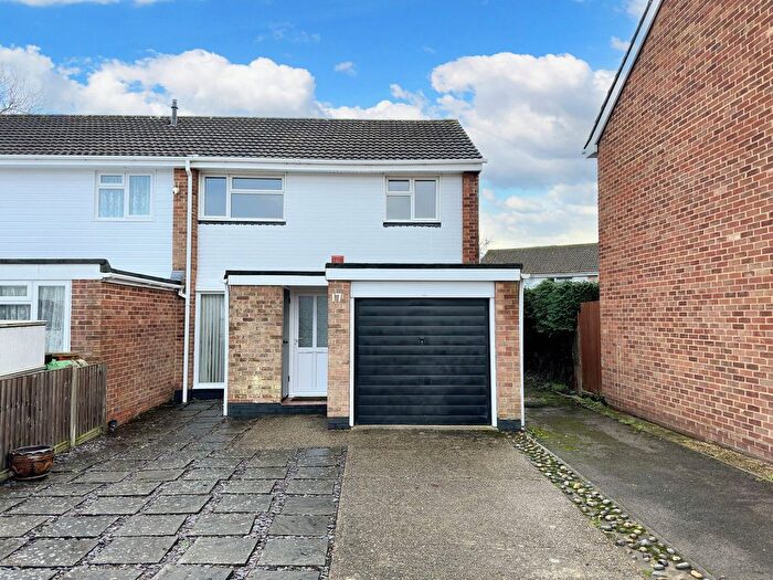 3 Bedroom Semi-Detached House For Sale In Redrise Close, Holbury, SO45