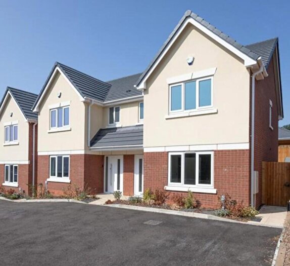 3 Bedroom Semi Detached House To Rent In Nicholson Court, DY10